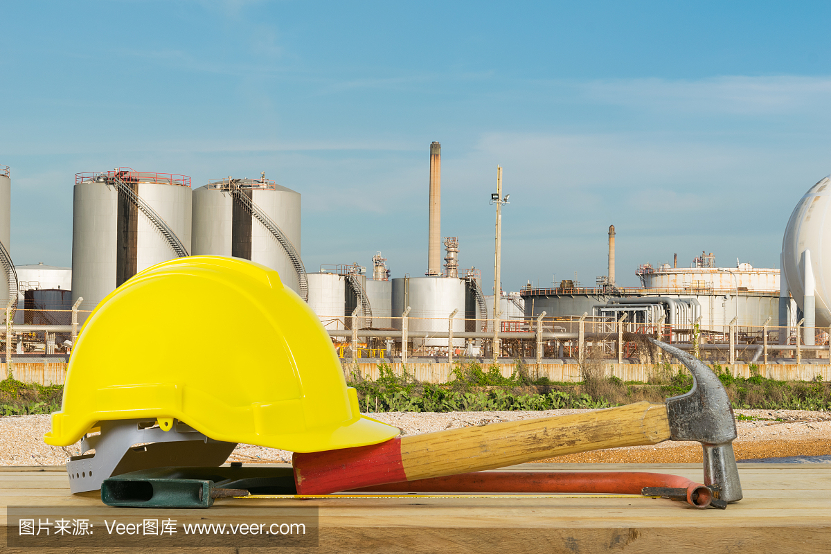 黃色安全帽與石油煉化行業(yè)正面視圖